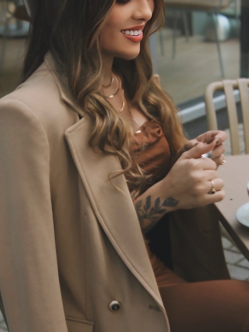 Retrato de Bruna Garrefa sorrindo, vestindo blazer bege