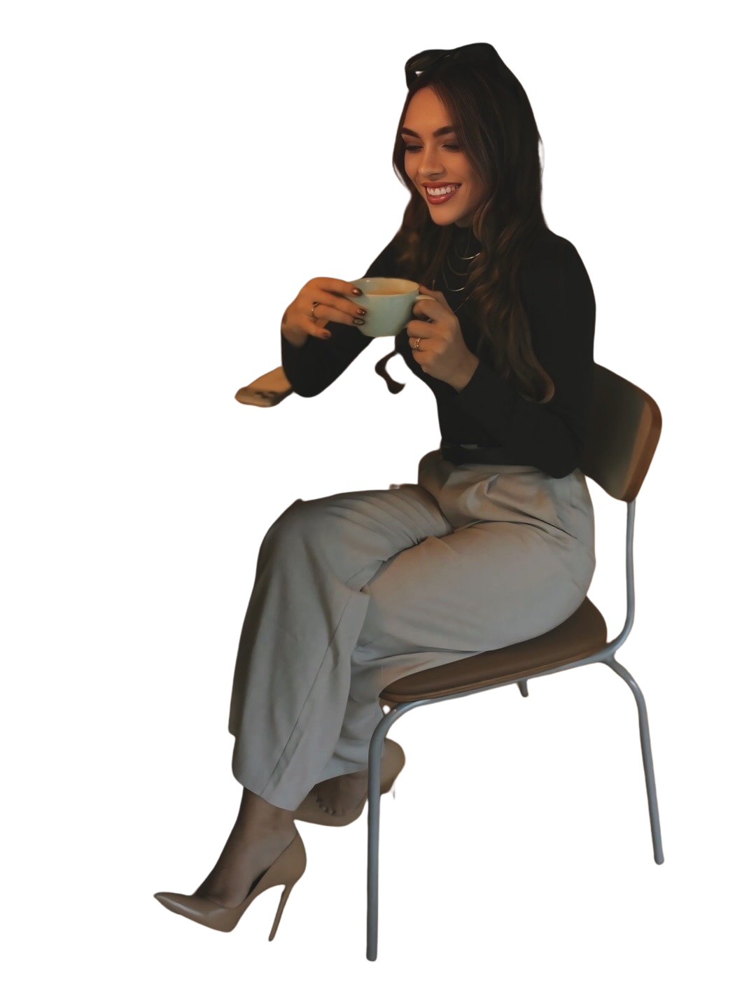 Bruna Garrefa sentada, sorrindo, com uma xícara de café